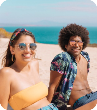 Casal feliz na praia