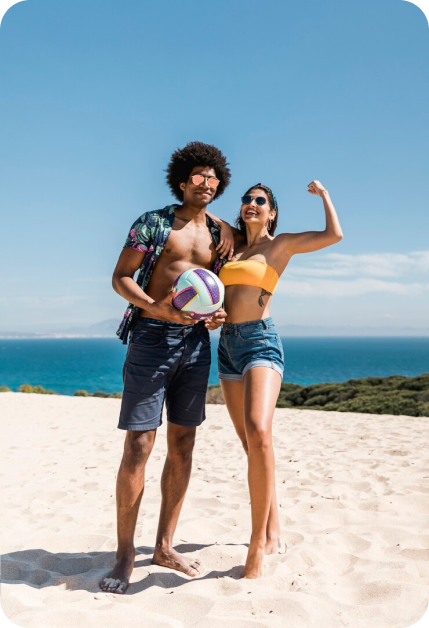 Casal feliz na praia