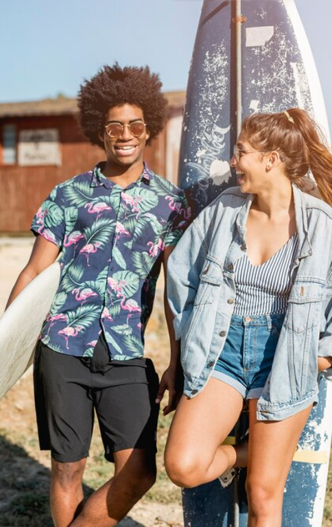 Casal feliz na praia
